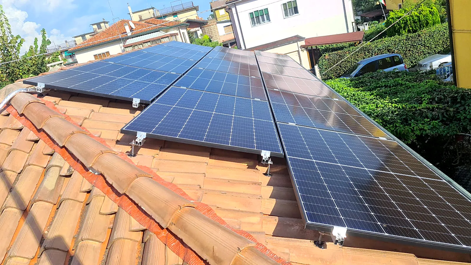 Impianto fotovoltaico installato da ErgonSì su un tetto in coppi