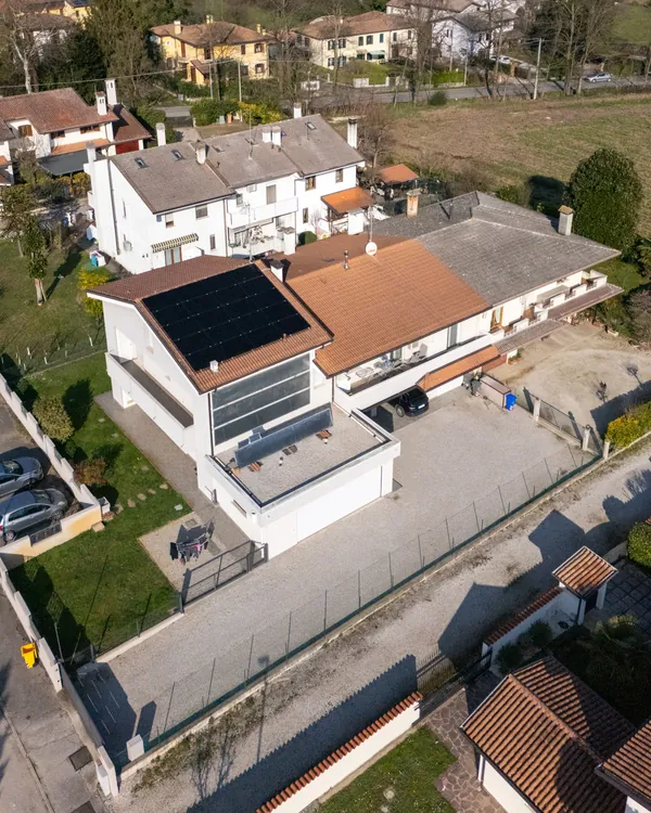 Impianto fotovoltaico ErgonSì a Mogliano Veneto con la campagna sullo sfondo