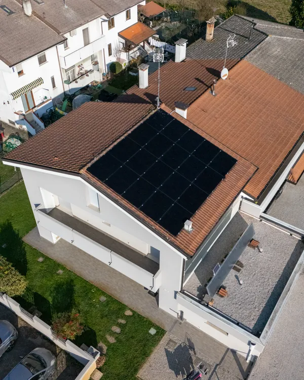Impianto fotovoltaico full black su una villetta a Mogliano Veneto