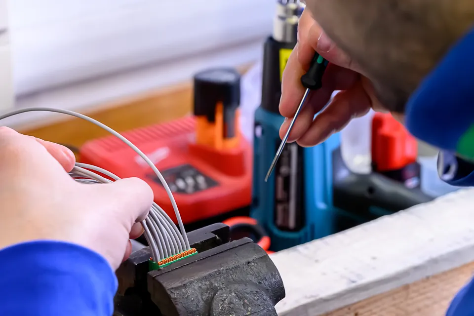 Tecnico SAEM al lavoro in officina
