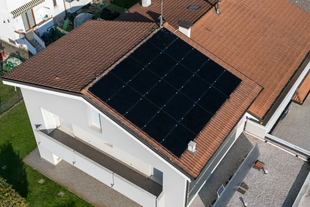 Pannelli fotovoltaici su tetto residenziale