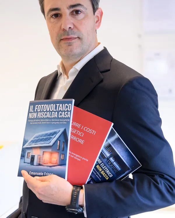 Emanuele Frison, titolare di ErgonSì, con i suoi libri su fotovoltaico, pompe di calore e impianti elettrici